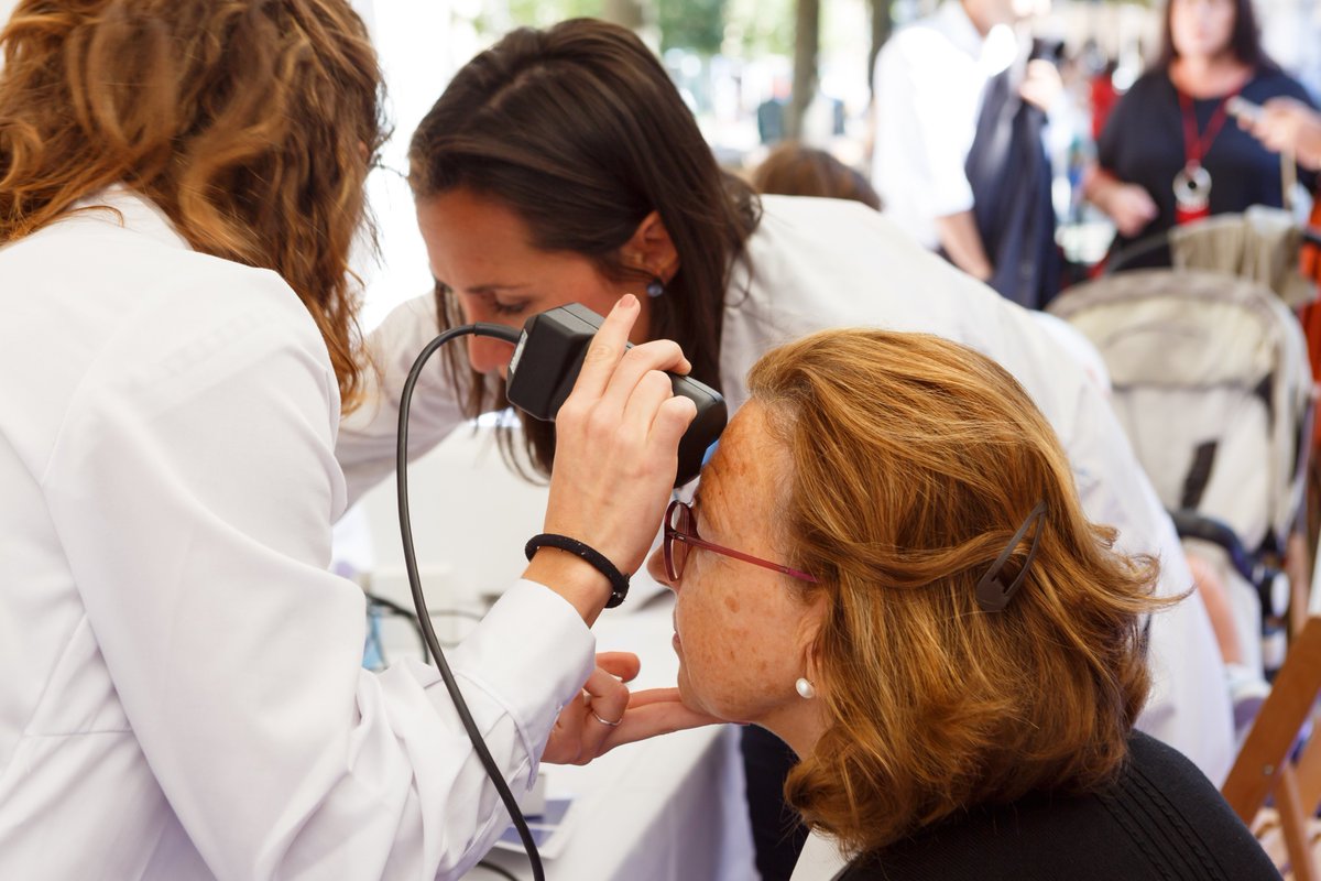 COF_Navarra's tweet photo. ¡Gracias a los cientos de navarros que se acercaron a nuestra carpa, con motivo de #DMF2018, para participar en alguna de nuestras actividades y conocer de primera mano la labor del farmacéutico al servicio del ciudadano!👏👏👏👏 https://t.co/RQ5lgFG57V