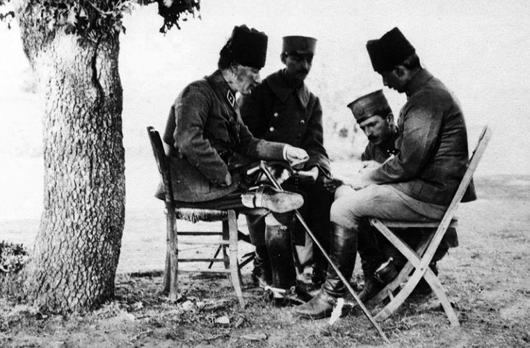 NaimBaburoglu's tweet photo. Biz M.Kemal Atatürk'ü, Anafartalar Kahramanı, Sakarya Meydan Muharebesi'nde ve Büyük Taarruz'da zafer kazanan komutan olarak biliriz. Doğrudur. Ancak Atatürk, 1683'te başlayan Türk çekilmesini 238 yıl sonra 1921'de Sakarya'da durduran Başkomutan'dır. Ve savaş tarihi onu kıskanır. https://t.co/Hbd2oKVmEj