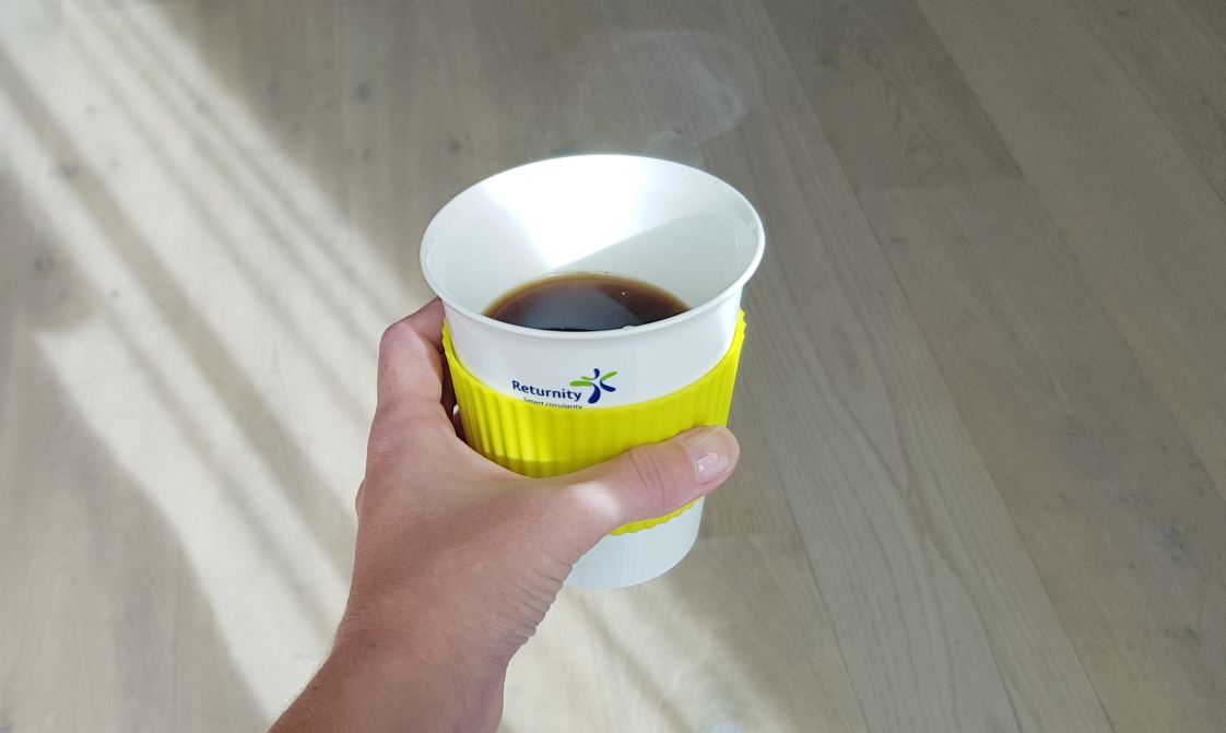 Cheers op internationale koffiedag! The big question: waar drink jij je koffie uit? Een mok of toch nog een kartonnen beker op je werk? Dat kán anders. Wij bieden #circulaire koffiebekers, materiaal gaat nooit meer verloren! Doe je mee? bit.ly/2NdMpls #coffeelovers