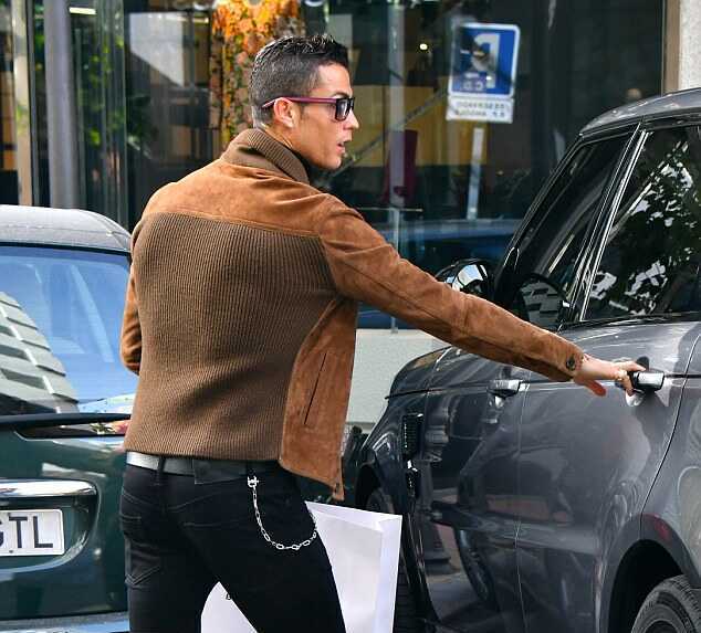 Football Star Style Cristiano Ronaldo Fashion Style Cristiano Cristianoronaldo Ronaldo Georgina Georginarodriguez Rodriguez Fashion Style Cr7 Ronaldofashion Ronaldostyle Ronaldogeorgina Cr7style Cr7fashion Love T