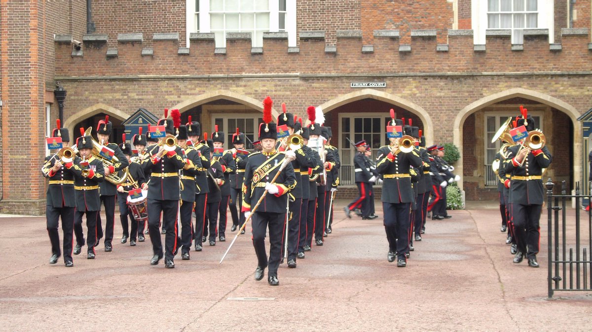 BAB_Tidworth's tweet photo. After another early start today the band are itching to get their boots on to change the guard at Buckingham Palace. #RABand #itpaystoplay #ukarmymusic #changingguard #Queensguard #Findwhereyoubelong picture by @philipbisset https://t.co/EX9KUZT1SA