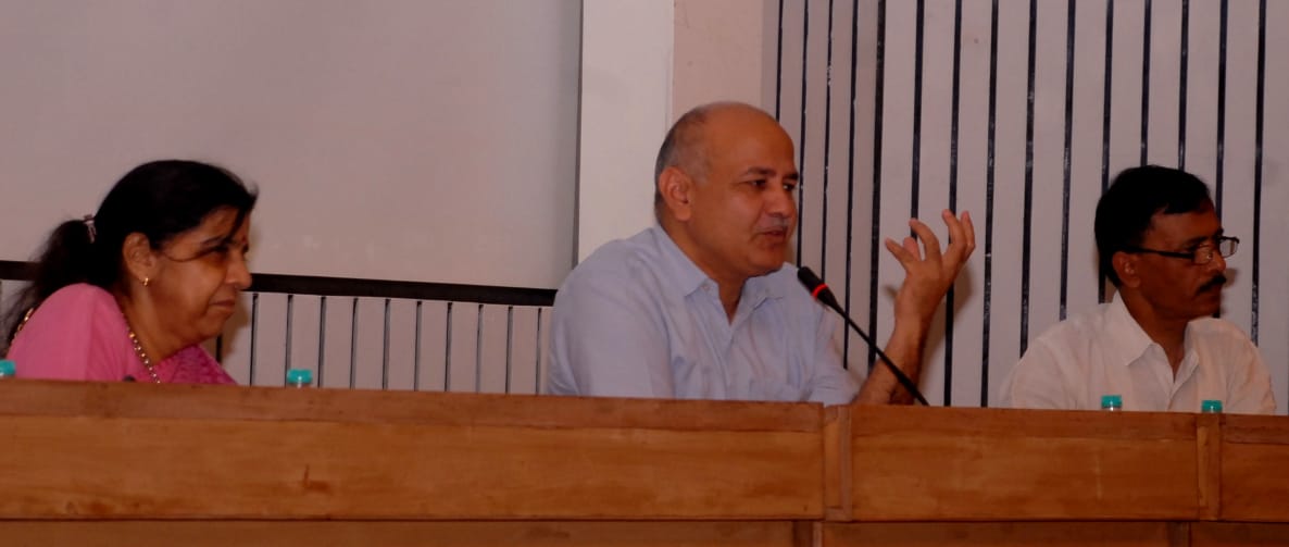 AamAadmiParty's tweet photo. "Make your visit meaningful by bringing a impactful change in your school will ensure that no political will faces resistance from the system, when it decides to invest in teachers."- @msisodia to Principals going Cambridge.

#DelhiEducationRevolution https://t.co/ECFYJXwB1S