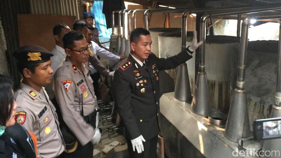 detikcom's tweet photo. Home Industry Arak Digerebek, Diaku Sebagai Pabrik Pupuk Cair https://t.co/3VaxyjfG8V https://t.co/80KWj2jcUx