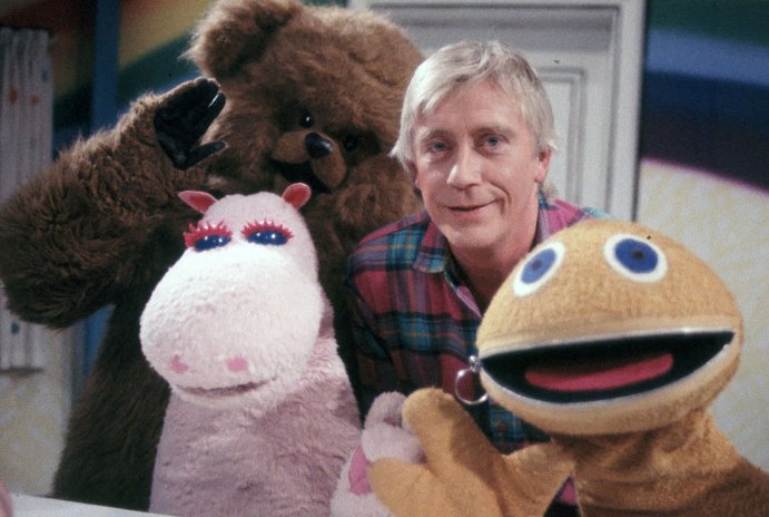 MirrorBreaking_'s tweet photo. Rainbow host Geoffrey Hayes has died aged 76 https://t.co/qDrHR5V1w5 https://t.co/w5kJGb1lOM