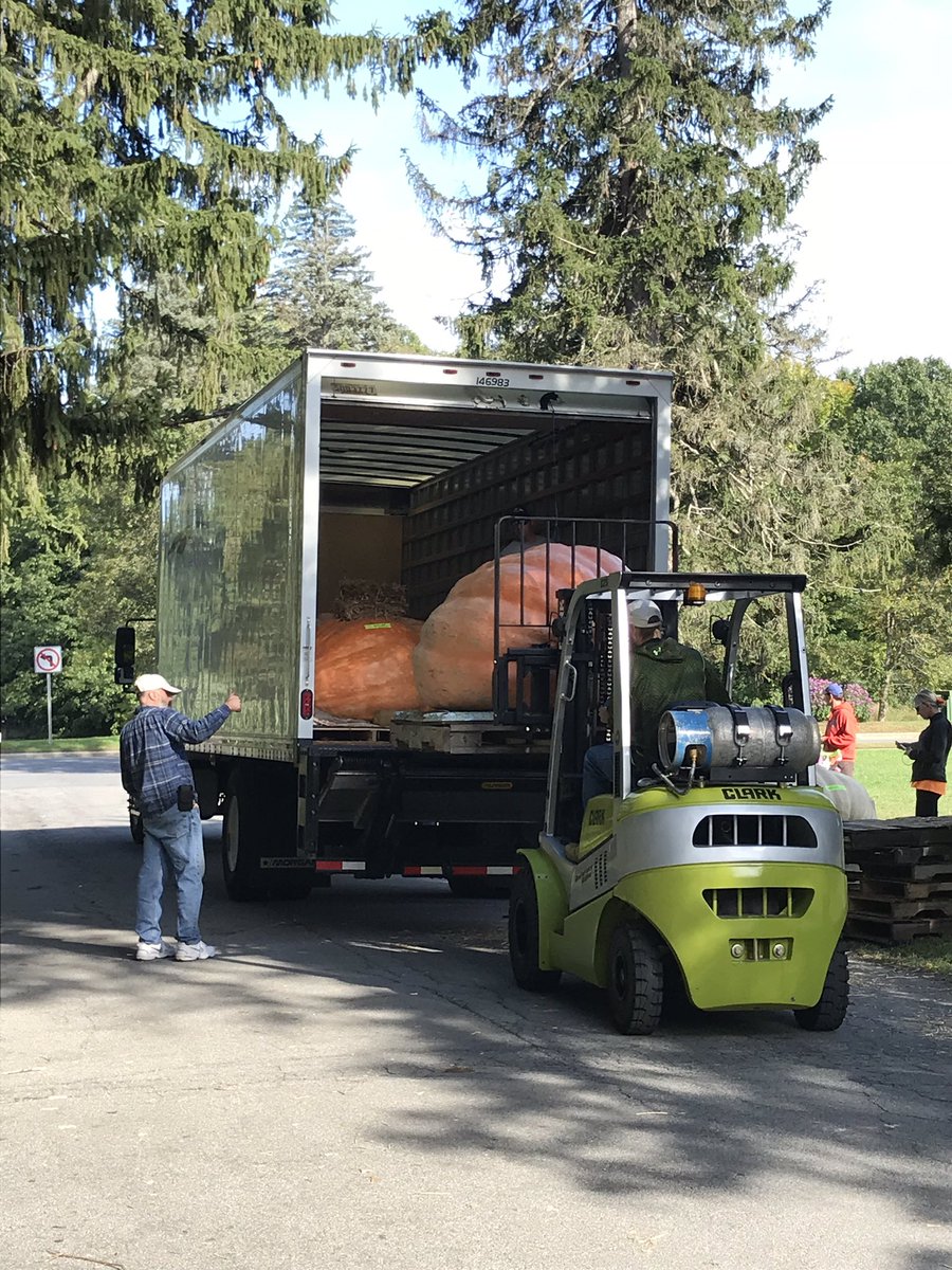 reilly_SRealtor's tweet photo. Stopped by the Saratoga Farmers Market and Saratoga Giant Pumpkinfest yesterday after my open houses! Check these bad boys out! #SaratogaSprings #SaratogaFarmersMarket #SaratogaGiantPumpkinfest #October #Pumpkinfest #GiantPumpkin #RealEstate #RealtorLife #SamSellsHouses #BHHS https://t.co/qgWF5D1fDg