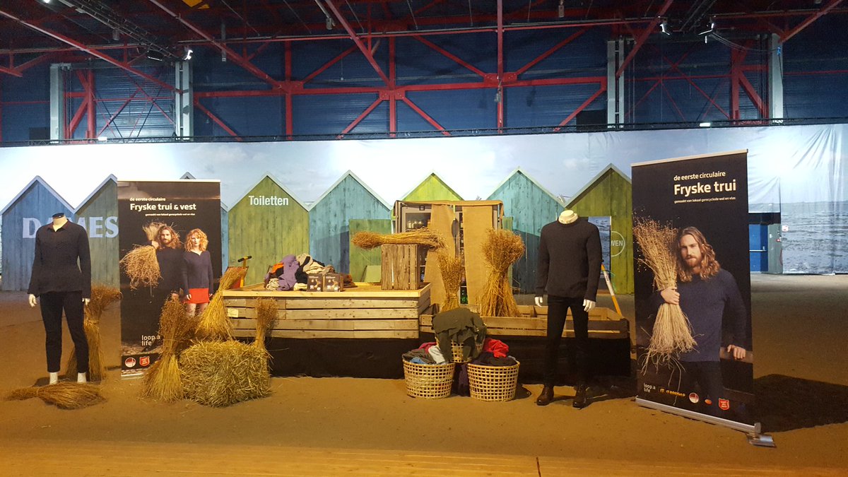 Met dank aan @ndcmediagroep kunnen we voor het edrst de circulaire Fryske trui en vest presenteren tijdens de première van de film WAD in het WTC Leeuwarden.
#frysketrui #circulairtextiel #wearthechange #circulair #biodiversiteit <a href="/loopalife/">Loop.a life</a> <a href="/OmrinFriesland/">OmrinFriesland</a>