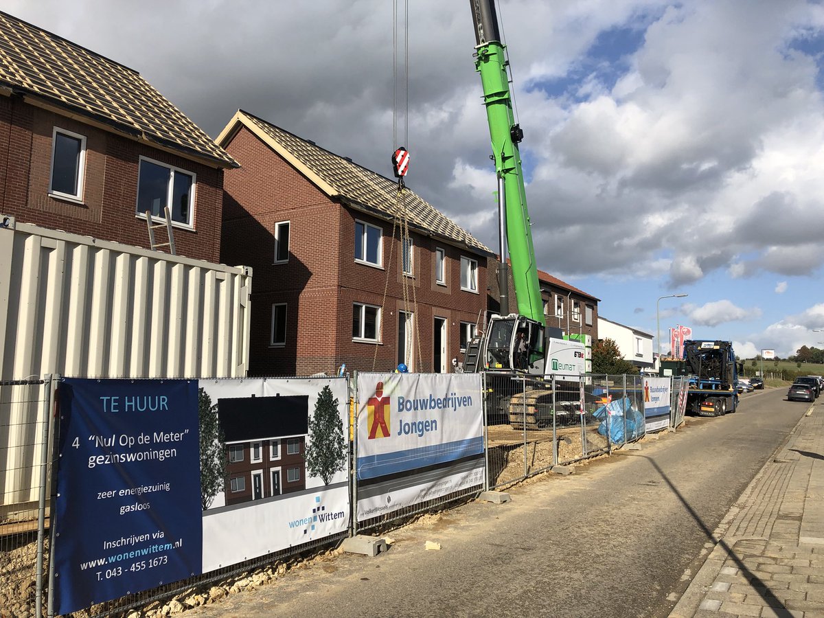 HoubieGui's tweet photo. Vandaag, onder toeziend oog van omwonenden, handje geholpen met het in elkaar zetten van de eerste NOM woningen in Mechelen. Binnenkort meer op Omroep Krijtland. @wonenwittem @JongenBouw @VolkerWessels @GemGulpenWittem https://t.co/iIwaWMl2Hp