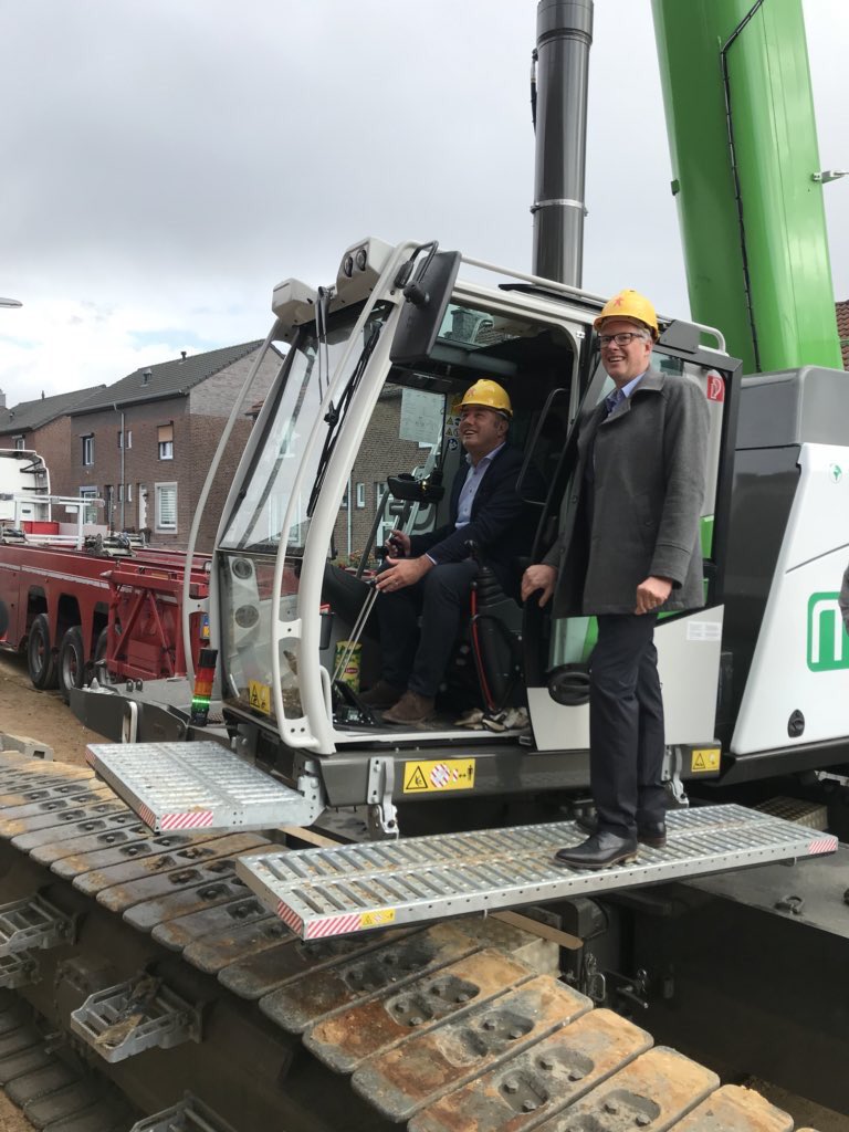 HoubieGui's tweet photo. Vandaag, onder toeziend oog van omwonenden, handje geholpen met het in elkaar zetten van de eerste NOM woningen in Mechelen. Binnenkort meer op Omroep Krijtland. @wonenwittem @JongenBouw @VolkerWessels @GemGulpenWittem https://t.co/iIwaWMl2Hp