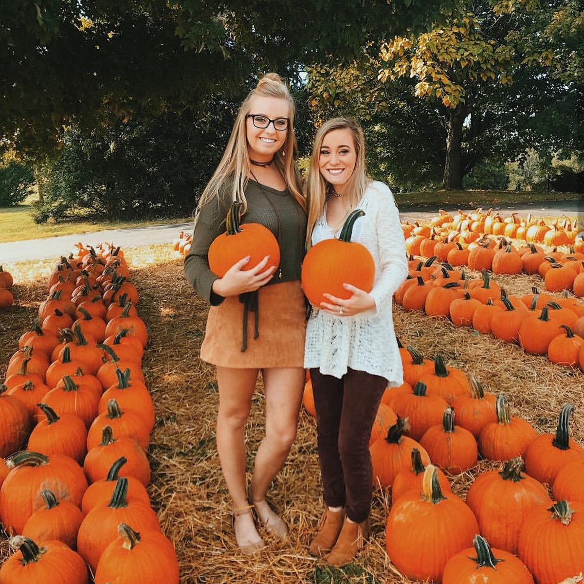 APPanhellenic's tweet photo. When October 1st hits and its now time for Fall sister dates 🎃♥️ 👭#apsupanhellenic #apsugreeks https://t.co/z8NcrnAbTu