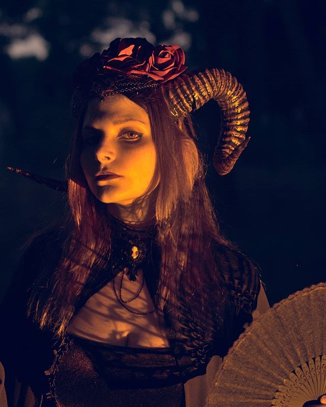 HelheimLab's tweet photo. This is one of my favourite photos! 📸
I really like the look i have and the shadow of the fan is also sooo cool! 😍😍😍 #originalcosplay #gothicgirl #witchcraft #witchywoman #witchesofinstagram #esoteric #cosplayphotography #cosplayitalia #mystic #photo… https://t.co/YQfbwpBbi9 https://t.co/ZUnu6ICtiY