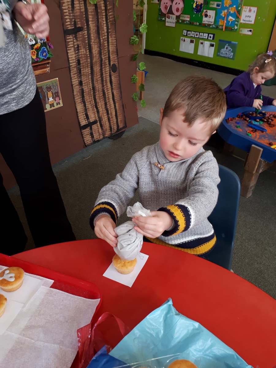 YsgolGCG's tweet image. Nursery children in Mrs.Phillips class today wore grey and carried out some activities in class in order to raise awareness about tumours on the brain #gcgdosbarthmeithrinelusenbraintrust #cacennau #bathodannau #lliwio #gwisgollwyd