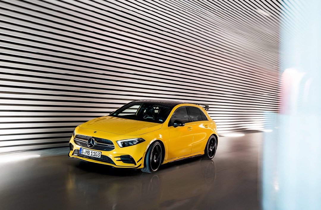 MotorsCrown's tweet photo. @MercedesAMG A35
306 CV de potencia, una aceleracion 0-100 en 4,7 segundos, un motor de 2.0 litros de desplazamiento y tracción a las cuatro ruedas ademas de un cambio de doble embrague con 7 velocidades. 
!!Te atreves a probarlo!!
#crowngallerymotors #fuckingdifferent #newmodel https://t.co/XjHbfMZbU8