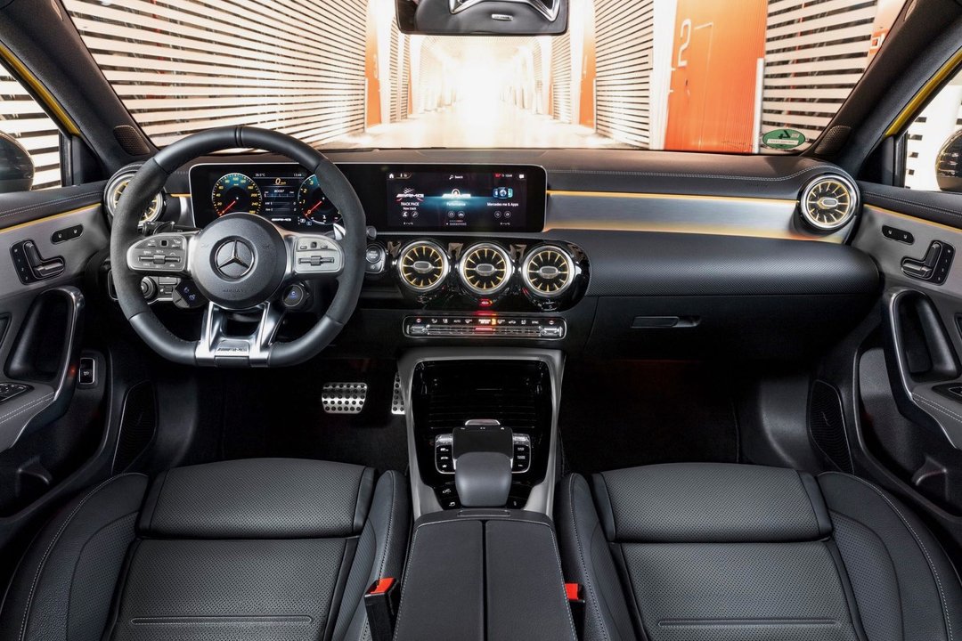 MotorsCrown's tweet photo. @MercedesAMG A35
306 CV de potencia, una aceleracion 0-100 en 4,7 segundos, un motor de 2.0 litros de desplazamiento y tracción a las cuatro ruedas ademas de un cambio de doble embrague con 7 velocidades. 
!!Te atreves a probarlo!!
#crowngallerymotors #fuckingdifferent #newmodel https://t.co/XjHbfMZbU8