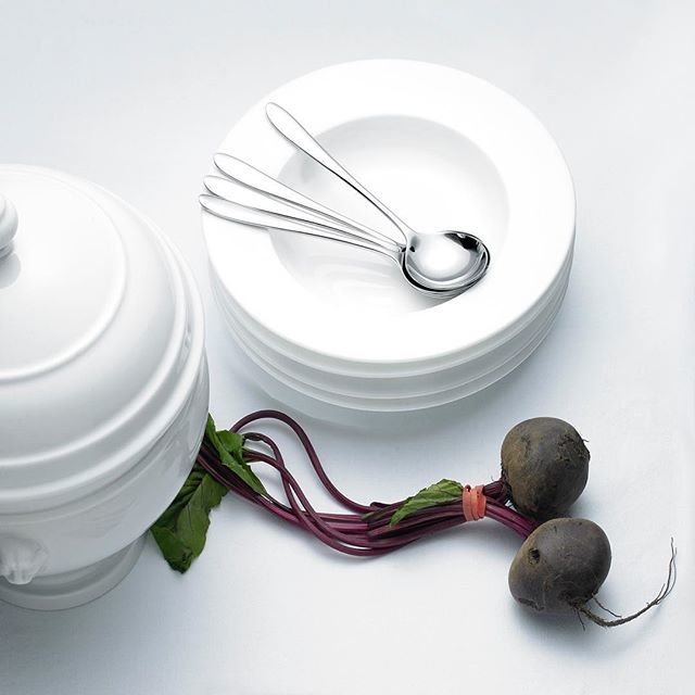 davidmelloruk's tweet photo. Soup season is upon us again. David Mellor ‘Pride’ cutlery, Fine Bone China soup bowls and French Porcelain lion's head soup tureen.
.
#seasonofmistsandmellowfruitfulness #cantbeetit https://t.co/h9Er2B6RTx https://t.co/qBOlHrhb61