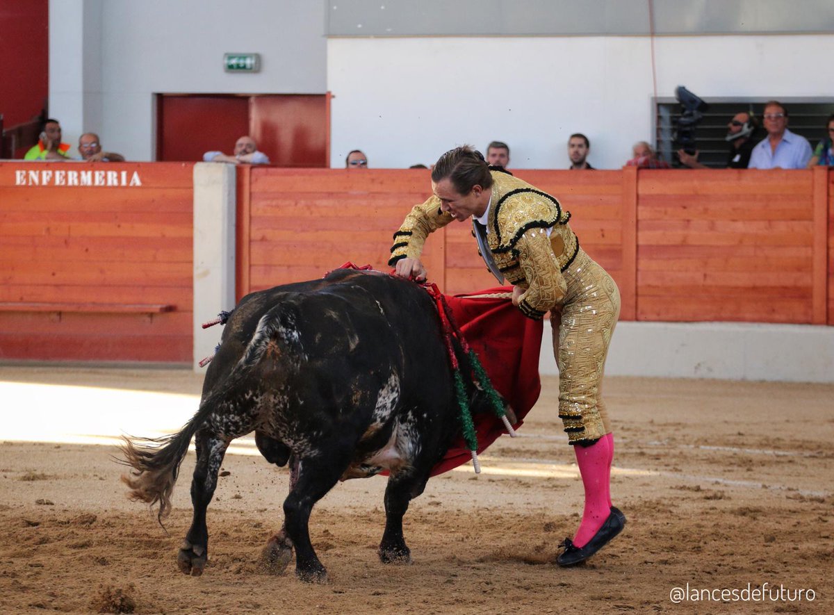 #LasRozas <a href="/JuanBautistaOf/">Juan Bautista</a> corta dos orejas al primer toro de la tarde de Torrestrella