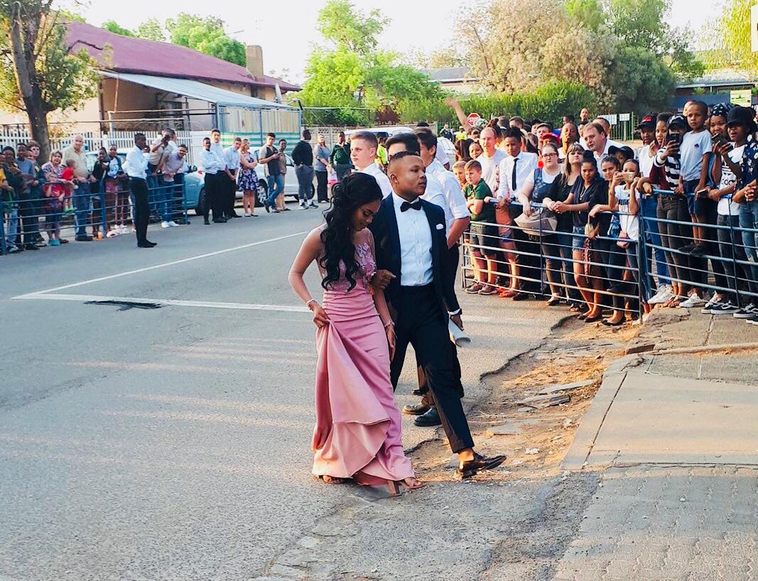 fuflush's tweet photo. Prom night❤🌻 https://t.co/QDF2fkfPQ4