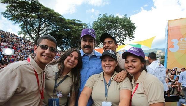 abogado34's tweet photo. #EnDesarro 📺
!Pueblo y Patria hecho Escuela!
Pdte. @NicolasMaduro: Desde Palacio de Miraflores Arrancó Año Escolar 2018-2019 en todos los Liceos y Escuelas Técnicas del País. Estamos comprometidos en mejorar el alcance y la calidad educativa en Venezuela.
#JuventudAClases https://t.co/p2PAePX2Xc