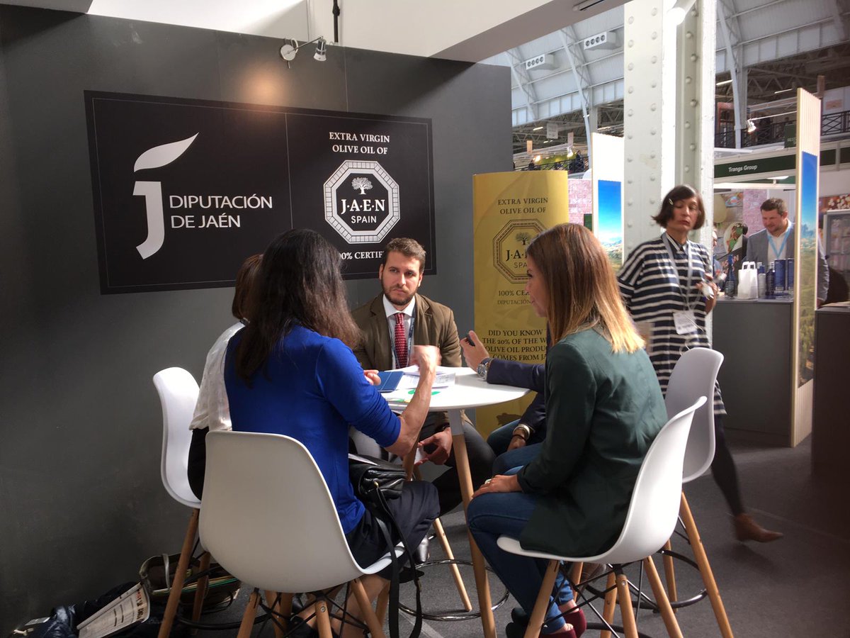 Distintas reuniones de <a href="/camarascomercio/">Cámara de España</a> <a href="/ICEX_/">ICEX</a>  con las empresas aceiteras presentes en el stand en <a href="/RestaurantShow/">The Restaurant Show</a> #TRS2018,  ahora mismo en Londres, bajo la promoción #EXTRAVIRGINOLIVEOIL of #JAEN #SPAIN, de <a href="/CamaraLinares/">Cámara Linares</a> y <a href="/dipujaen/">Diputación de Jaén</a>.