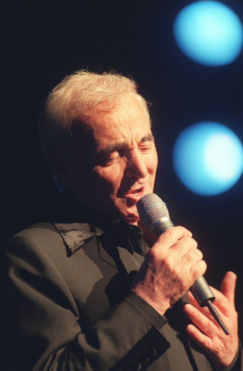 BFMTV's tweet photo. 🎶 Emmenez-moi 
Au bout de la Terre 
Emmenez-moi 
Au pays des merveilles... 🎶

Charles Aznavour est mort à l’âge de 94 ans.

📷 https://t.co/Jd6wqnwsMA https://t.co/hA8GCuU4Wl