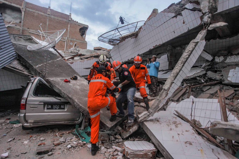 BomberosGIRECAN's tweet photo. ⚠️ Última hora ( 1/10/18 )
El presidente indonesio, Joko Widodo, autoriza aceptar ayuda internacional de urgencia.
Según informó Tom Lembong, responsable gubernamental.
#Indonesia
Desde el #VOSOCC múltiples equipos monitorizan la situación. #EMT #USAR #TELECOM https://t.co/6x5TKy5VGF