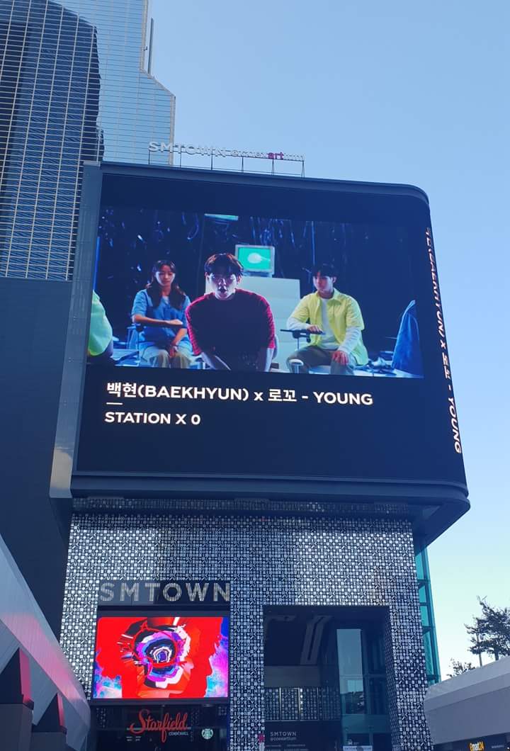 Nhung298's tweet photo. #BAEKHYUNXLOCO_YOUNG 
@B_hundred_Hyun 
#SMTOWN 🍀🍀 https://t.co/ZsEazQlmwB