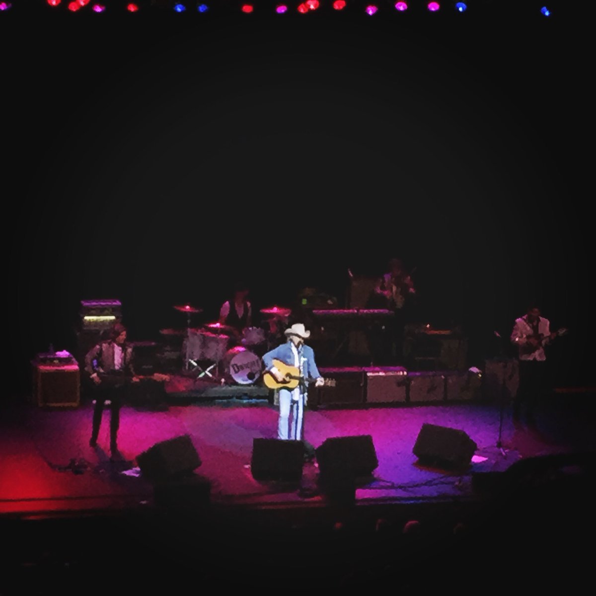 AmyBuchanan18's tweet photo. A Sunday evening with @dwightyoakam #sharethelex #eku #igerslex #travelky #1000milestonowhere #streetsofbakersfield https://t.co/iXmQIZmvm0
