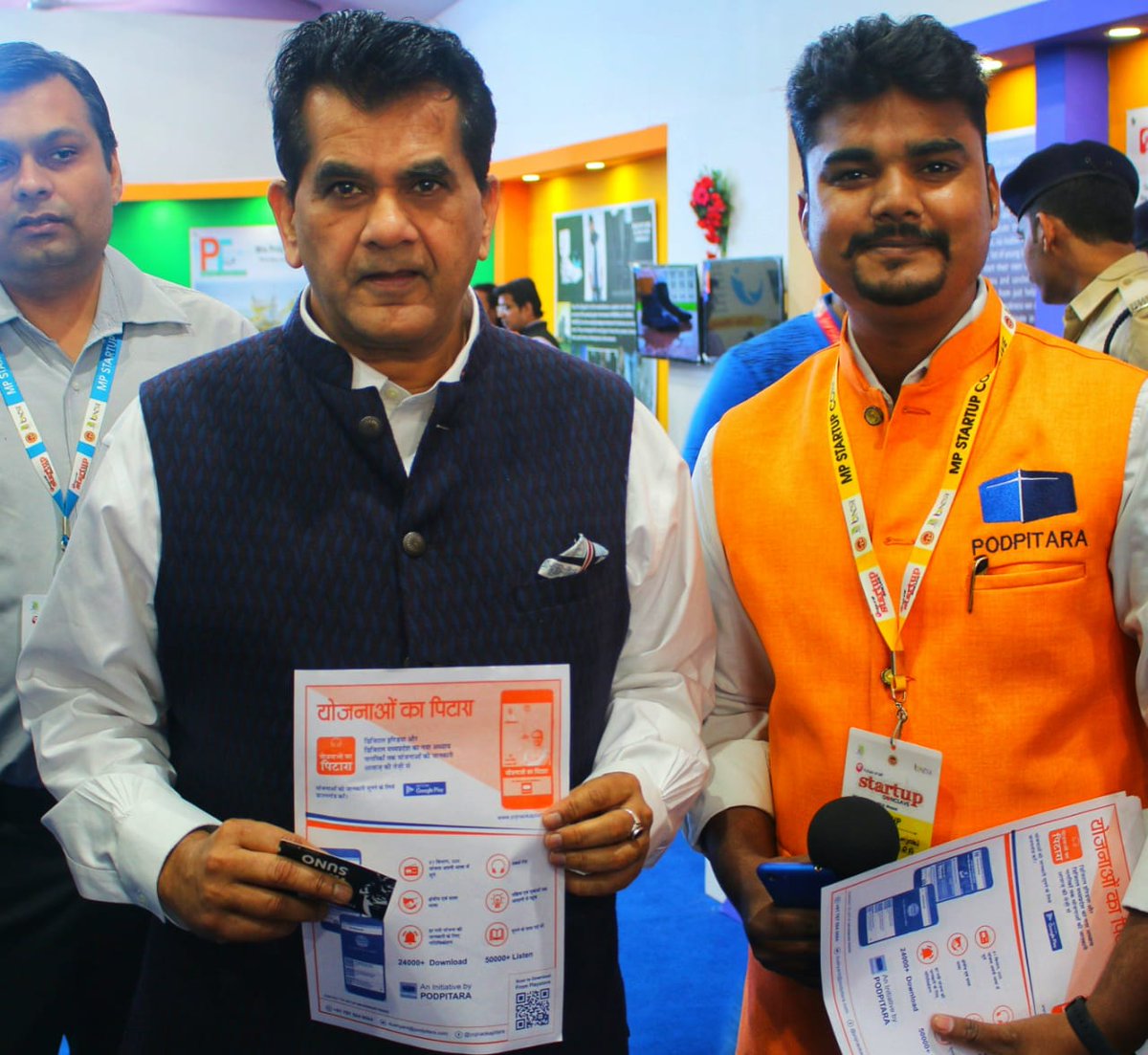 Neerajvanjari's tweet photo. @ChouhanShivraj शुक्रिया मामा, आपने हमे मौका दिया.
@PodPitara की 2 साल की मेहनत, केंद्र और म.प्र सरकार की 300+ योजनाओं को 50K जनता तक पहुंचाने को आपने सराहा.
https://t.co/eJqxc9hqnb
पिटारा पहुंचा आप तक, अब पहुंचेगा हर नागरिक तक. #MPStartupconclave18 https://t.co/QZbE0cAi0z