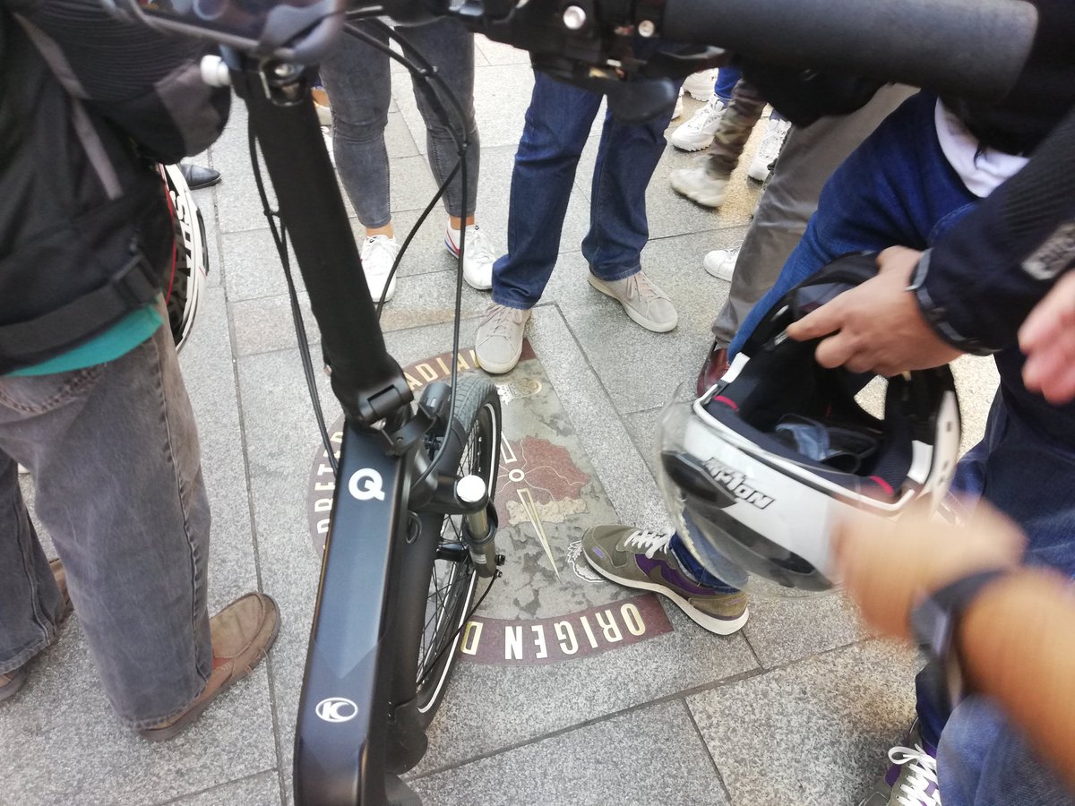 autofacil's tweet photo. Parada del obligatoria en el KM0 de la Puerta del Sol #4retomultimodal https://t.co/JmvW8e1r46