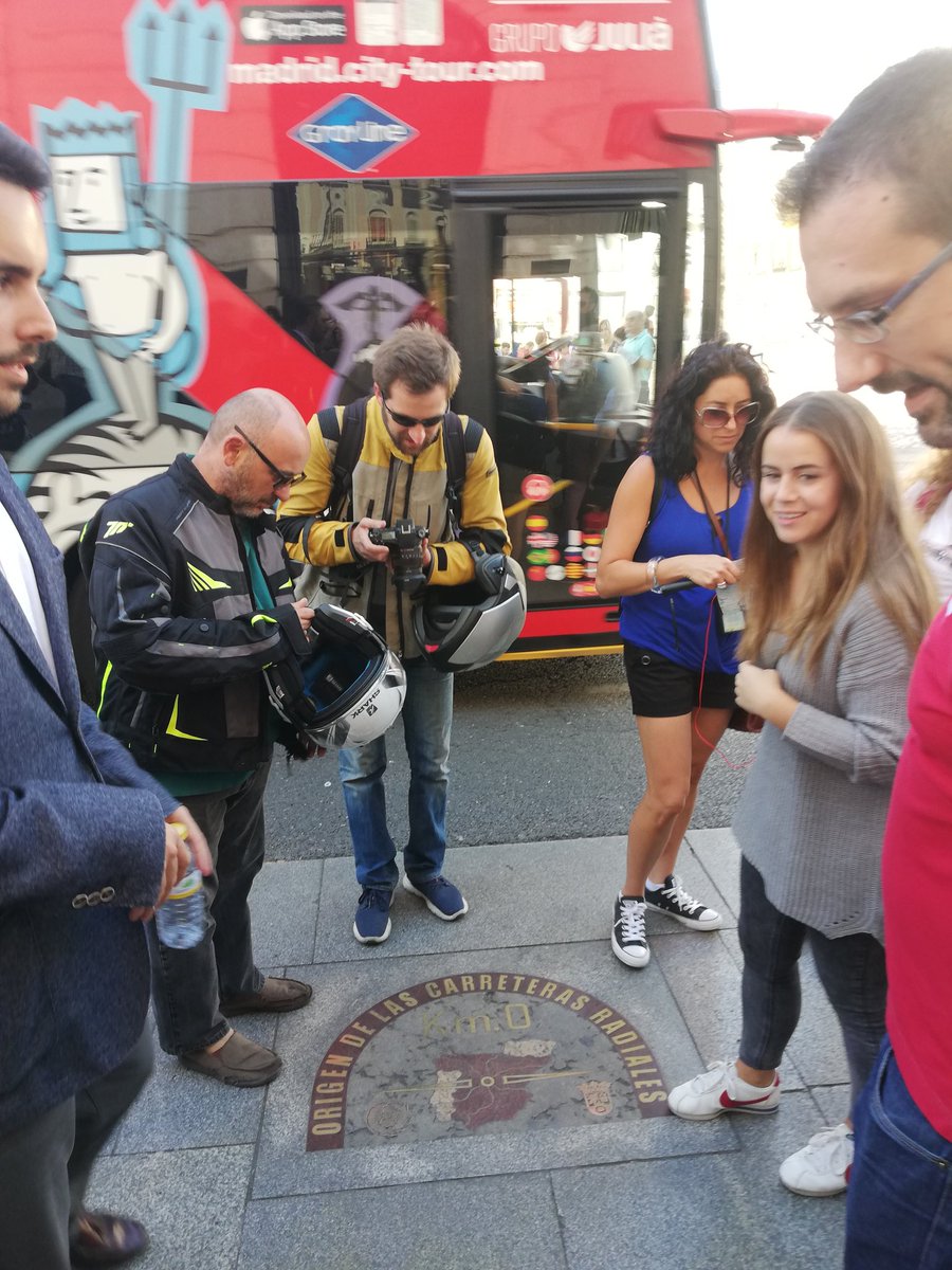 autofacil's tweet photo. Parada del obligatoria en el KM0 de la Puerta del Sol #4retomultimodal https://t.co/JmvW8e1r46