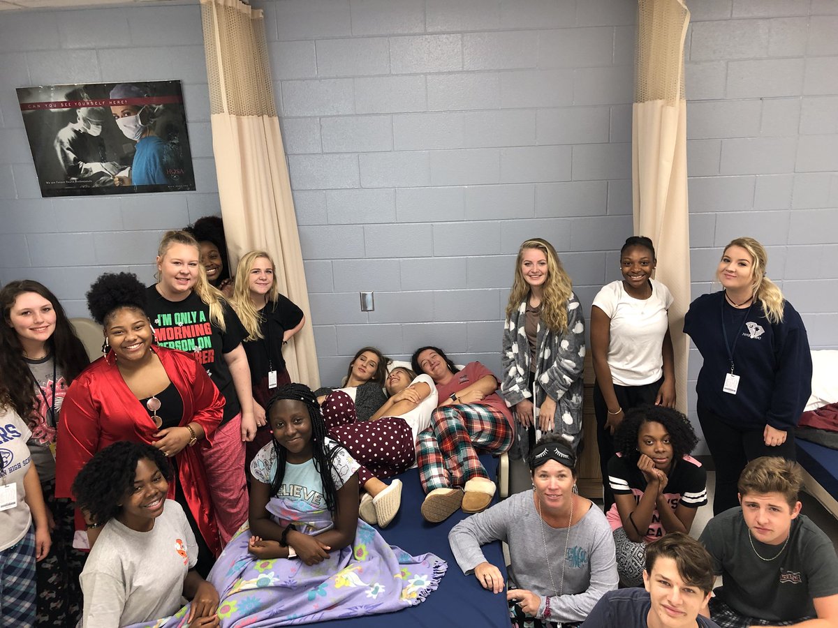 ChesneeKelly13's tweet photo. Sleepin’ on those yellowjackets 🐝 @blythewood_sbo @maynardBHSHS https://t.co/I8gsidGmHT