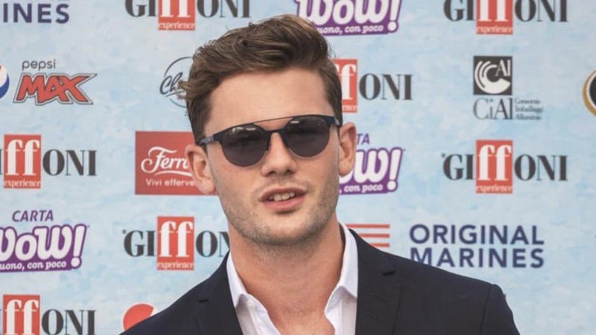 MemFamVision's tweet photo. #CELEBWATCH:  Jeremy Irvine wearing #CalvinKlein #sunglasses at an Italian film festival!  These modern aviator-inspired #shades are just one of the fantastic designs by Calvin Klein!!  Come see all of the #luxuryeyewear we carry in #Memphis at both of our optical boutiques!! https://t.co/qlmkbLTCAw