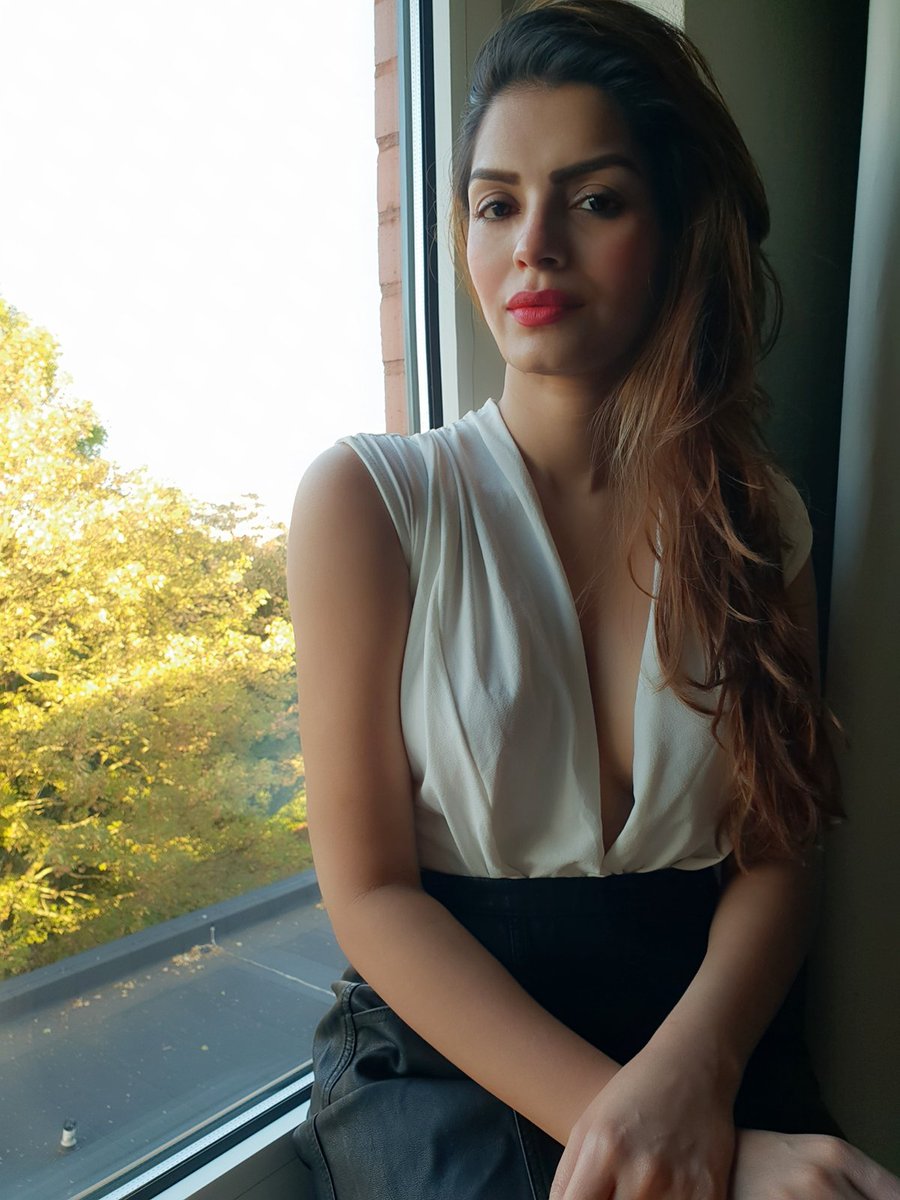 Realsonaliraut9's tweet photo. White & Black...
Red Lipstick 😜
No grey ( any of 50 shades)
#colorfulllondon #shootbreak #morningface
#metime
#aadat https://t.co/RY66hRpeHH
