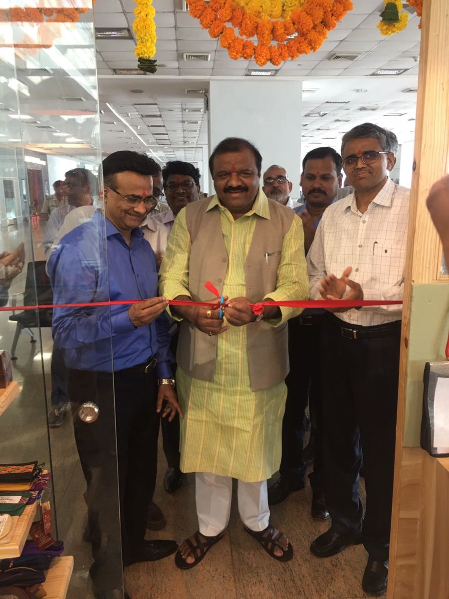 PIBAhmedabad's tweet photo. કેન્દ્રીય મંત્રી @jsbhabhor એ આજે અમદાવાદ એરપોર્ટ, સી.જી. રોડ અને રીવર ફ્રન્ટ ખાતે @tribesindia ના ત્રણ શો-રૂમનું ઉદ્ઘાટન કર્યું. તેમણે જણાવ્યું કે દેશના તમામ પ્રમુખ એરપોર્ટ પર ટ્રાઇબ્સ ઇન્ડિયાના શો-રૂમ ખોલવા એ @TRIFED2 ની પ્રાથમિકતા છે. 

#TribesIndia https://t.co/QntsxeggMg