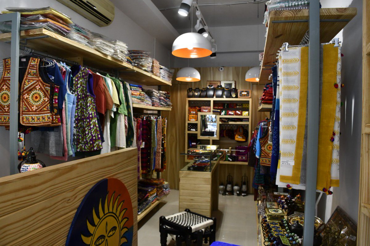 કેન્દ્રીય મંત્રી <a href="/jsbhabhor/">Jasvantsinh Bhabhor</a> એ આજે અમદાવાદ એરપોર્ટ, સી.જી. રોડ અને રીવર ફ્રન્ટ ખાતે <a href="/tribesindia/">TRIBES INDIA</a> ના ત્રણ શો-રૂમનું ઉદ્ઘાટન કર્યું. તેમણે જણાવ્યું કે દેશના તમામ પ્રમુખ એરપોર્ટ પર ટ્રાઇબ્સ ઇન્ડિયાના શો-રૂમ ખોલવા એ <a href="/TRIFED2/">trifed</a> ની પ્રાથમિકતા છે. 

#TribesIndia