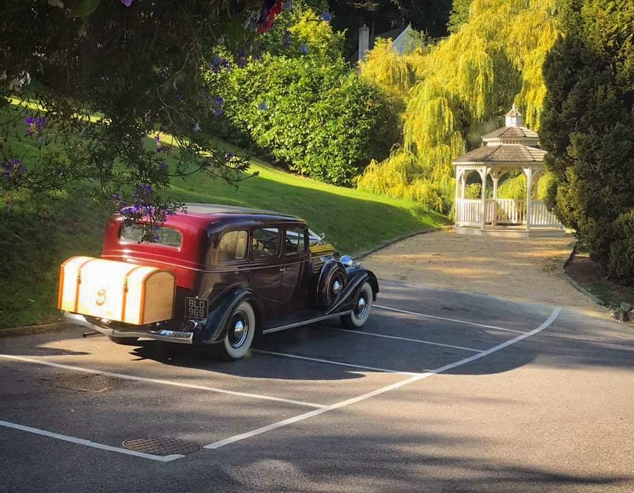 Our gorgeous gazebo overlooking the Limpley Stoke Valley is ideal for an outdoors wedding. 
Plan your special day with us. Check our web for more info or write weddings@limpleystokehotel.co.uk
#hotel #travel #weddings #gazebo #weddinginspo #vintagecars #weddingcars #LSHBath #uk