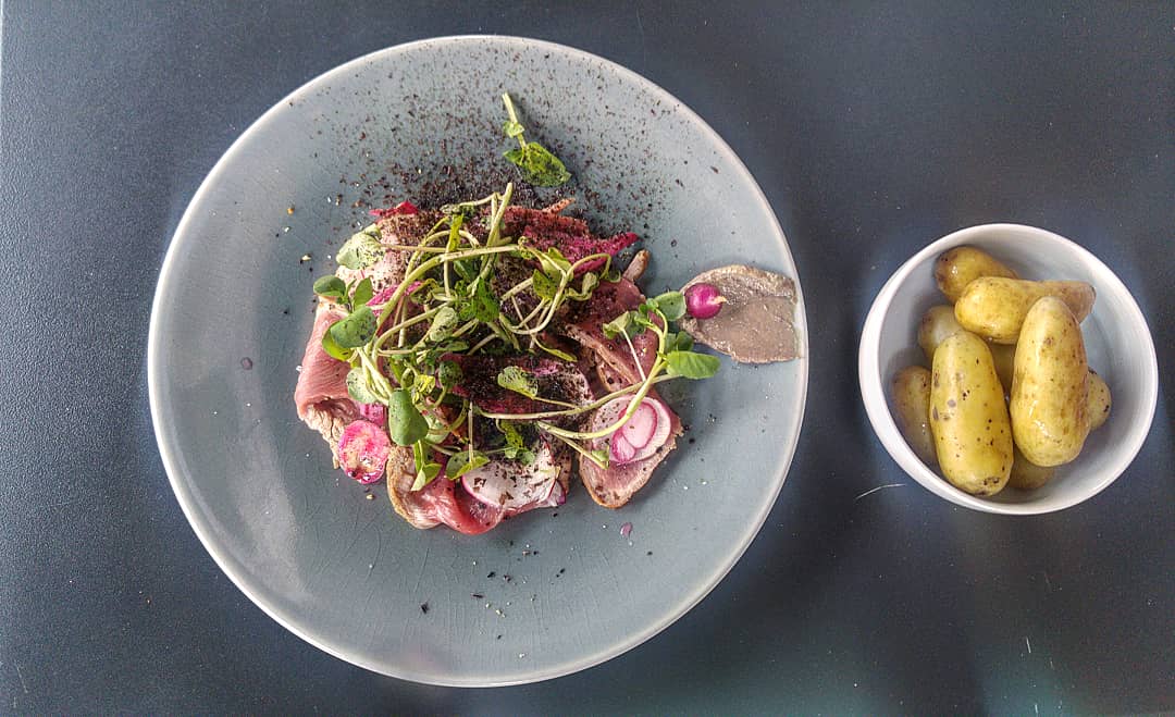 Au menu cette semaine : Quasi de veau fumé servi en fines tranches. Pommes de terres ratte, combawa, anchois et cresson.