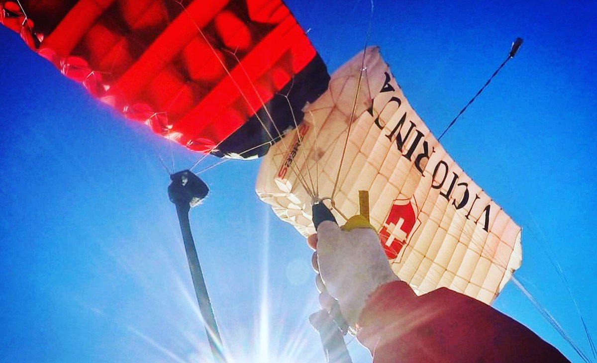 Disadvantaged children <a href="/YMCALakeside/">YMCA Lakeside</a> helped by <a href="/LakelandUK/">Lakeland</a> Skydive with the <a href="/RedDevilsOnline/">The Red Devils Army Parachute Display Team</a>  Read more with <a href="/HousewaresNews/">Housewares</a>  bit.ly/2RdgN2p