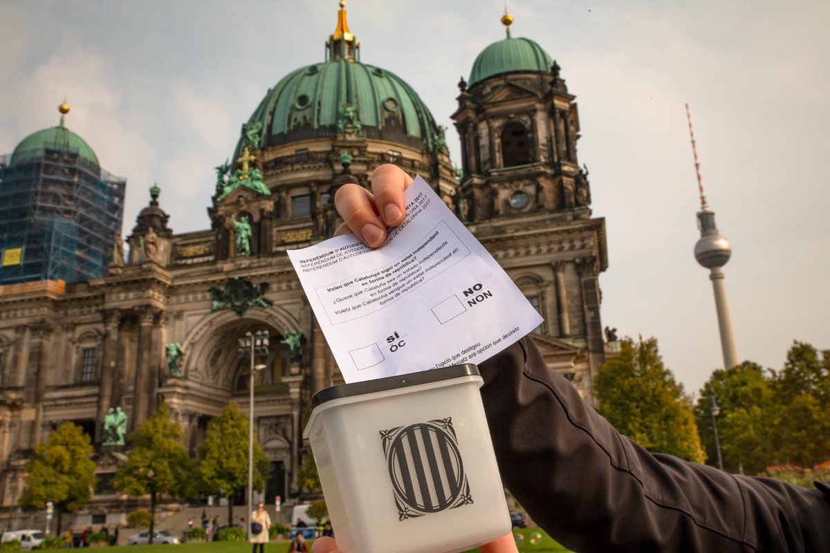 Avui a #Berlín hem commemorat l‘1 d‘octubre de 2017. Una diada de la mobilització popular, l‘autoorganització, la desobediència civil pacífica i la solidaritat. Un dia de la gent per la gent. El principi de tot.

#1Oct 
#TardorCalenta 
#TombemElRegim 
#NiOblidNiPerdo