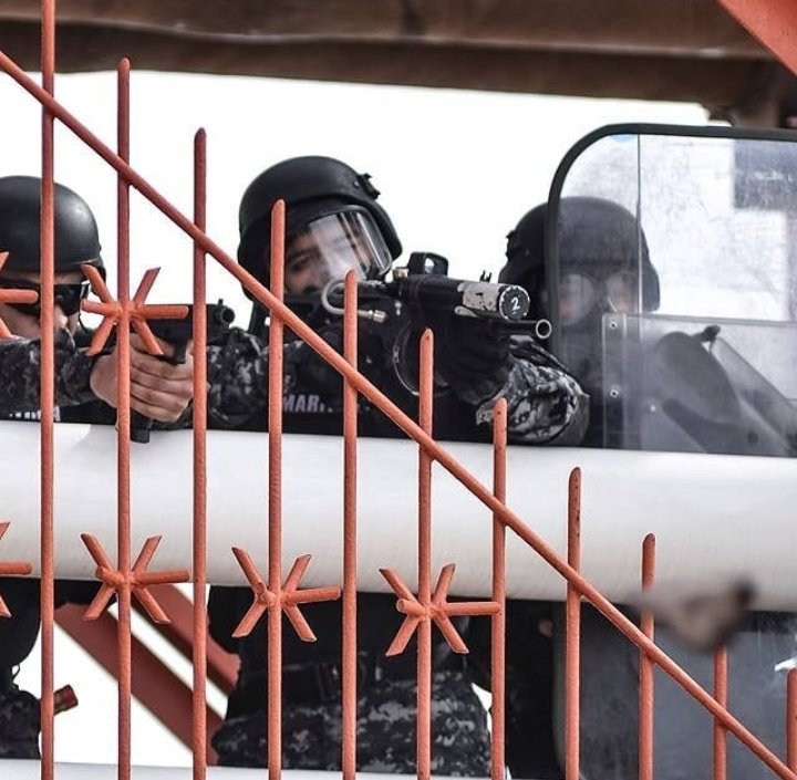 Chileokulto's tweet photo. Ayer leíamos a unineuronales fachos defender lo indefendible, tratando de okultar la represión de la @Armada_Chile contra habitantes de #QuinteroYPuchuncaví quienes sólo piden no ser envenenados por las empresas contaminantes en la zona.
Bueno incluso la Armada Lo reconoció #Tóma https://t.co/3lfn7xGGzI