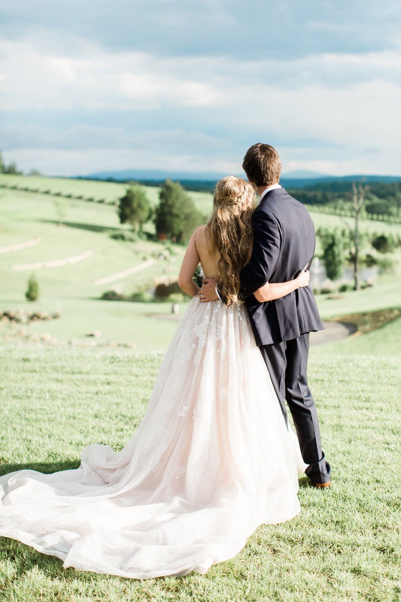 Arianna &amp; Gavin – Stone Tower Winery rosegoldevent.wordpress.com/2018/10/01/ari…