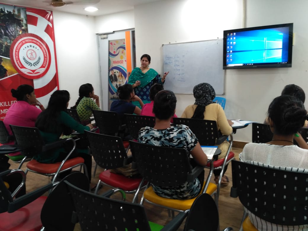 nips_edu's tweet image. Live technical session for #DataEntryOperations on OS (Operating System) by @nips_edu Expert Deepika Kannan Under Guidance by Rajni Bhasin (General Manager), Co partners Manas Foundation.