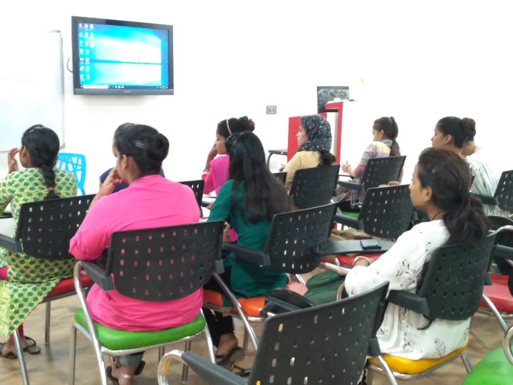 nips_edu's tweet image. Live technical session for #DataEntryOperations on OS (Operating System) by @nips_edu Expert Deepika Kannan Under Guidance by Rajni Bhasin (General Manager), Co partners Manas Foundation.
