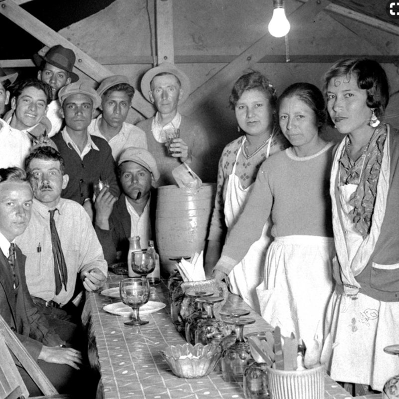 pinatasgrill's tweet photo. 🌮Did you know that Tacos first appeared in the United States in 1905?  They were considered the food of the working class in cities like Los Angeles and San Antonio and were carted around by women called 'The Chili Queens'  🌶

#tacos  #wearepinatas #funfacts https://t.co/HZGFc7QLpM