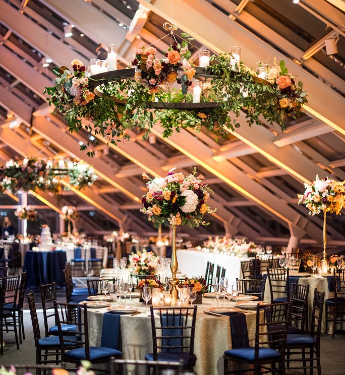 Kickstart your week with some #Autumn #Pretty ✨🍁✨ | @storybook_weddingsandevents @AdlerPlanet #FrostChicago @BBJLinen @fftchicago 📸 @gerberscapelliweddings #wedding #fall #chandelier