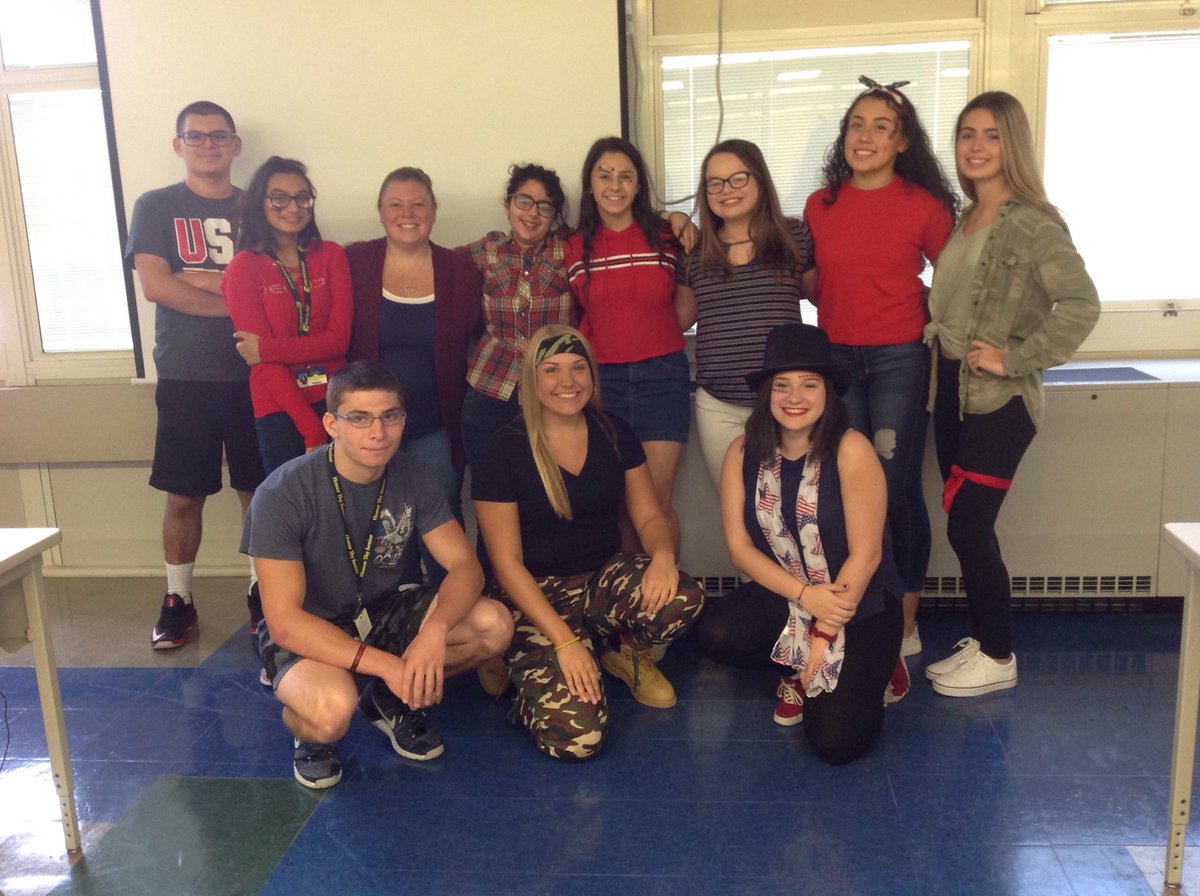 ColoniaHigh's tweet image. Journalism participates in Day 1 of Spirit Week! #thedeclaration #dnn #spiritweek