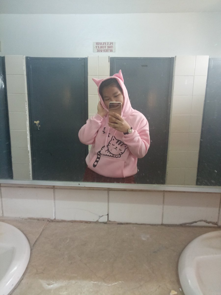 LuisaCollinsLo1's tweet photo. Lamig sa Cr 😂Meow🐱 https://t.co/PQHCpO7F2Z