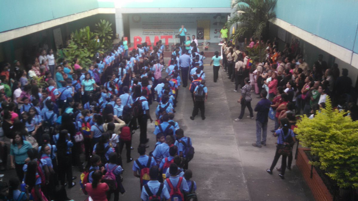 CarlaRamirezH's tweet photo. De vuelta a clases!! Hoy inician una nueva aventura de conocimientos 📝 los estudiantes de @laatbarinas Inicio de año escolar 2018-2019 @cbitaat @cpsetBarinas @vane_prieto https://t.co/JY9ejagGVb