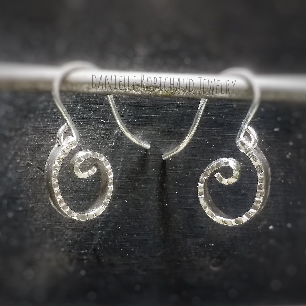 metalsmithmum's tweet photo. Curly Q's. #drobichaudjewelry #sterlingsilverearrings #hammeredsilver #upcycledearrings #simple #instahandmade #jewelrylove #lovejewelry #greatgift #metalsmithandmaker #buyhandmade #supportthemakers #silverdangles #swirls #organicshapes https://t.co/gwbgi0NMst