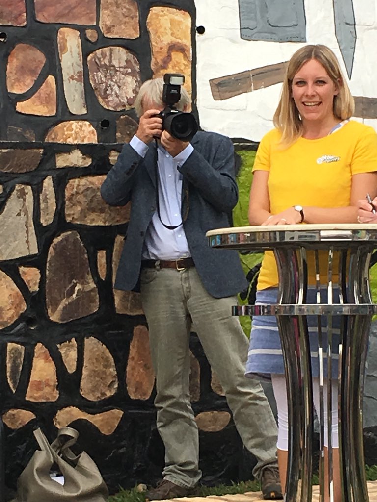 BaehnerAndrea's tweet photo. Zwei wunderbare Menschen aus #rlp, die seit vieles Jahren Großes bewirken @Nora_Weisbrod Gründerin von @Aktion_Tagwerk u Ewald #Dietrich von #HumanHelpNetwork. Sie haben zusammen mit @mainz_de u Freundeskreis MAINZ- Kigali einen Kindergarten für arme Kinder in #Kigsli #Ruanda https://t.co/RhftQ628wS
