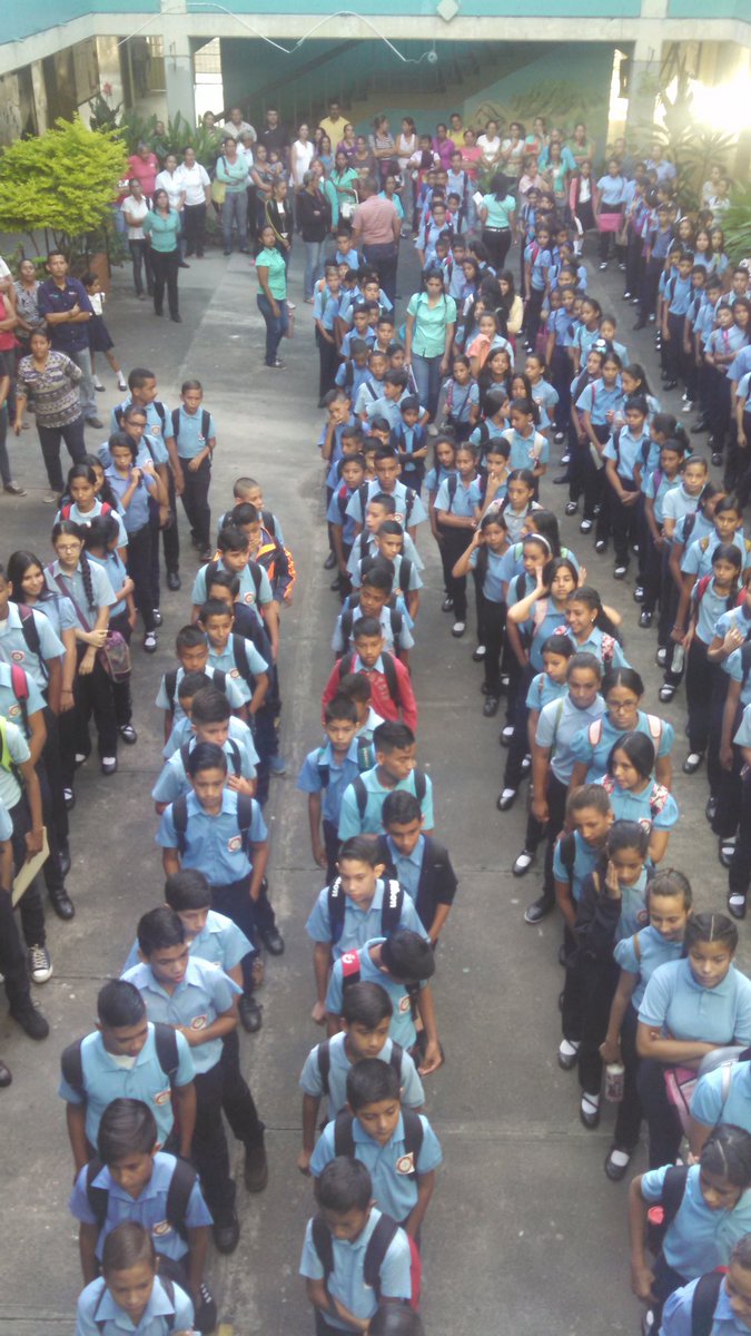 CarlaRamirezH's tweet photo. De vuelta a clases!! Hoy inician una nueva aventura de conocimientos 📝 los estudiantes de @laatbarinas Inicio de año escolar 2018-2019 @cbitaat @cpsetBarinas @vane_prieto https://t.co/JY9ejagGVb